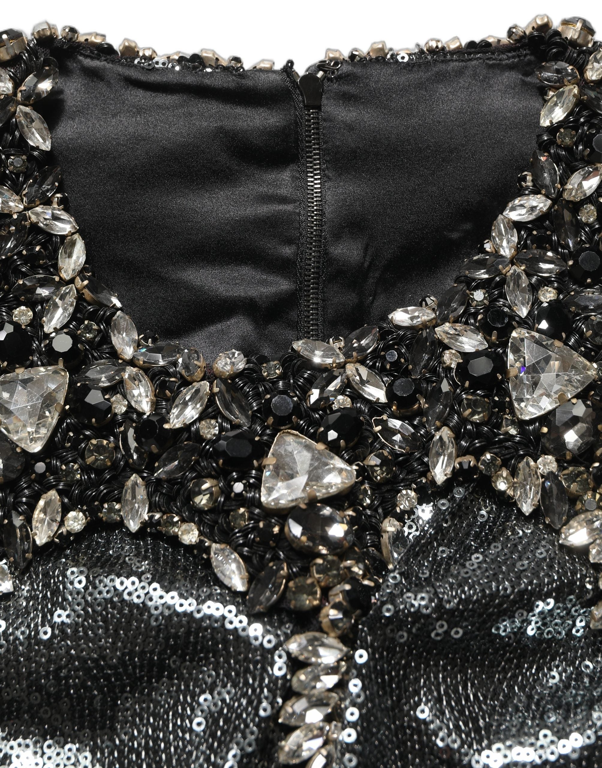 Blouse Dolce & Gabbana en sequins gris métallisé, embellie, avec détails brillants et coupe élégante.