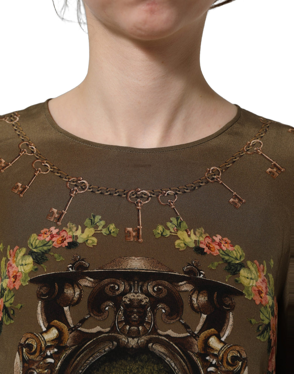Chemisier en soie marron Dolce & Gabbana avec motif de clés et roses, élégant haut à impressions florales.