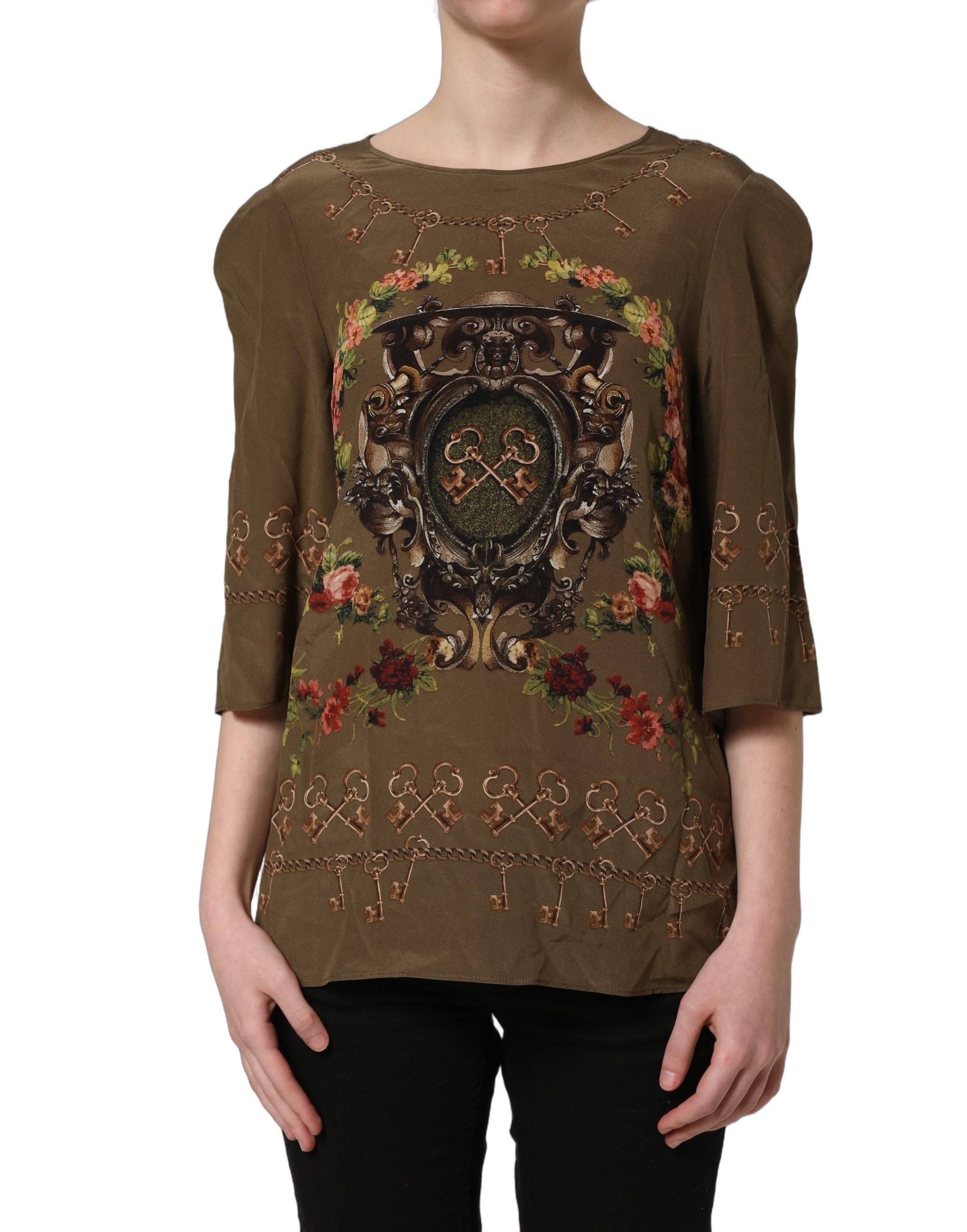 Chemise en soie imprimée de roses et clés en brun de Dolce & Gabbana, détail du haut élégant et fluide.