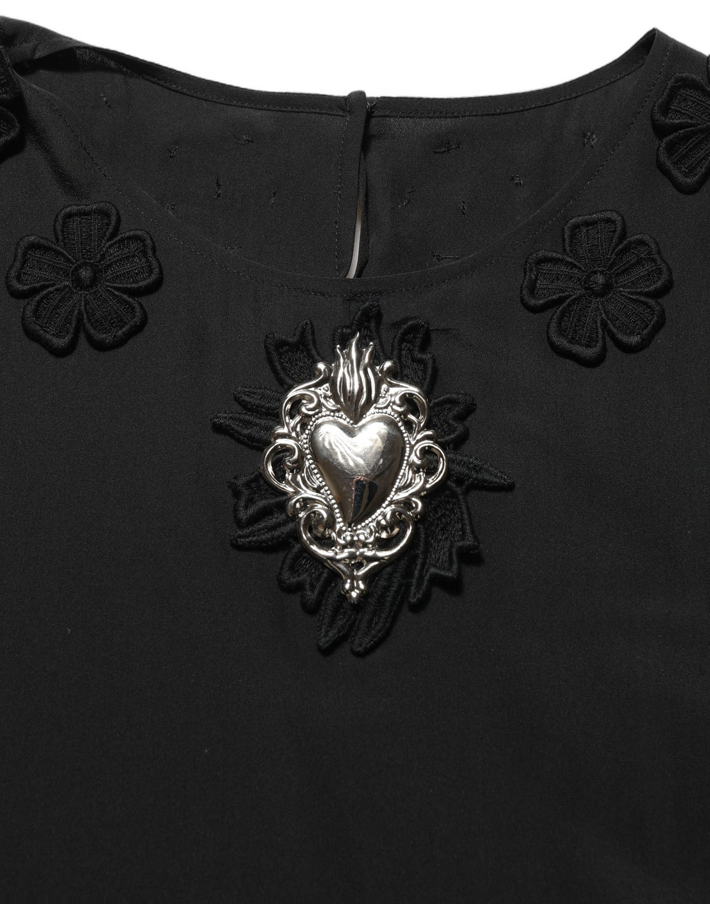 Chemisier en soie noire Dolce & Gabbana avec appliqué en forme de cœur floral, élégant et féminin.
