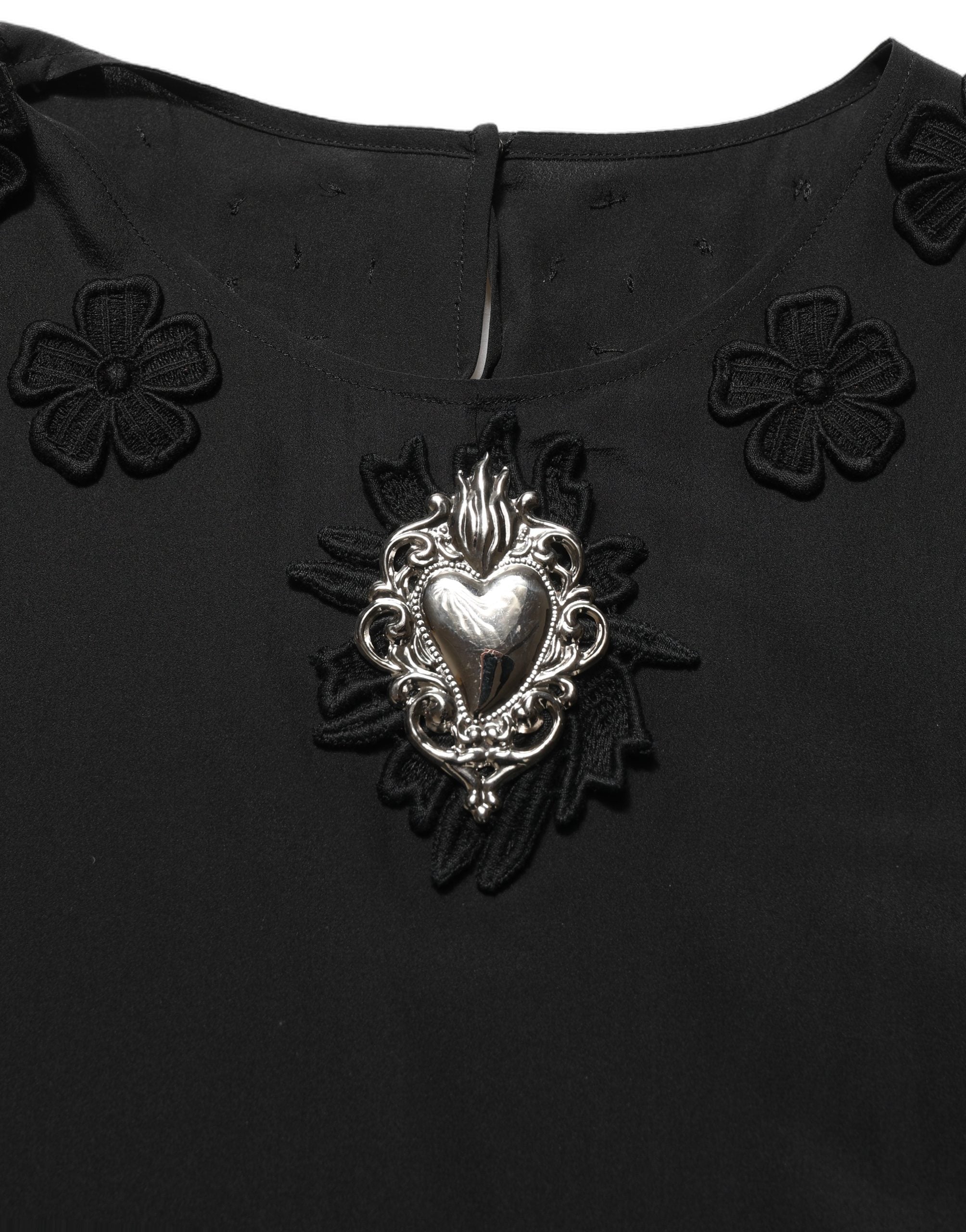 Chemisier en soie noire Dolce & Gabbana avec appliqué en forme de cœur floral, élégant et féminin.