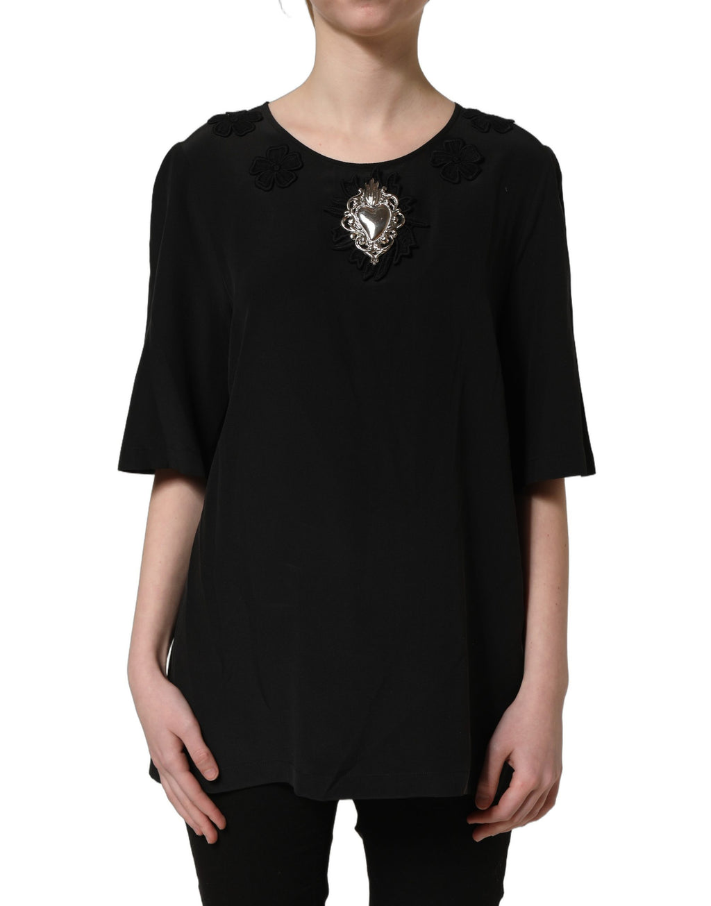 Blouse en soie noire Dolce & Gabbana avec appliqué de cœur floral et détails élégants, parfaite pour une tenue sophistiquée.