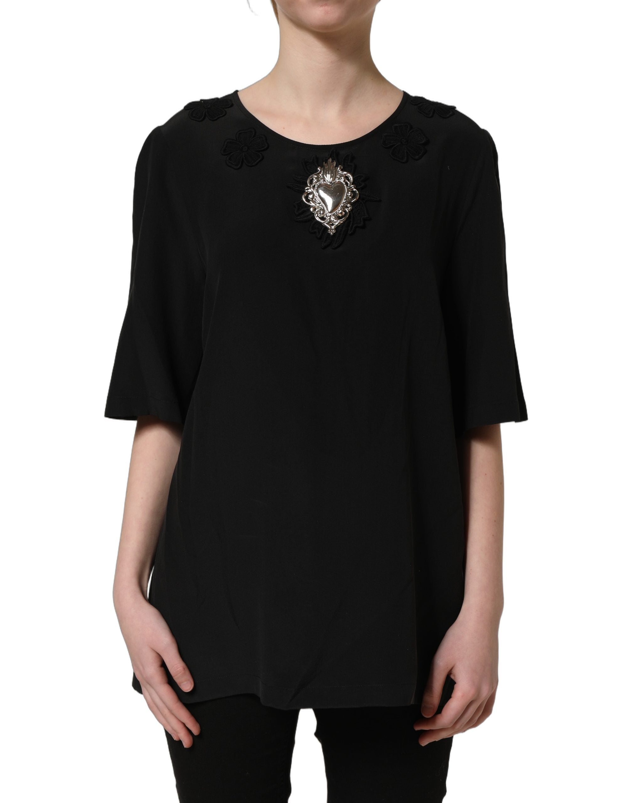 Blouse en soie noire Dolce & Gabbana avec appliqué en forme de cœur floral et détails élégants.