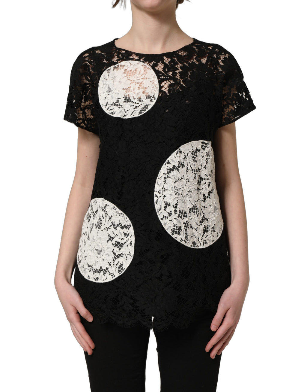 Blouse Dolce & Gabbana à manches courtes, noire et blanche avec dentelle florale, élégante et raffinée.