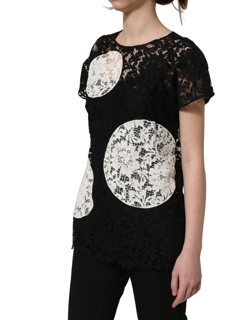 Blouse Dolce & Gabbana en dentelle florale noire et blanche à manches courtes, élégante et légère.