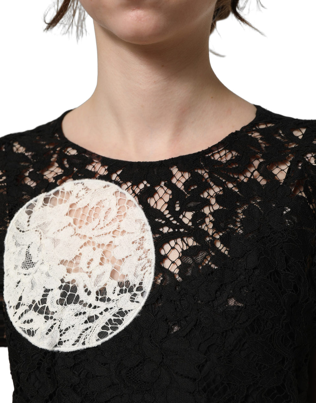 Blouse Dolce & Gabbana à manches courtes, en dentelle florale noire et blanche, élégante et féminine.