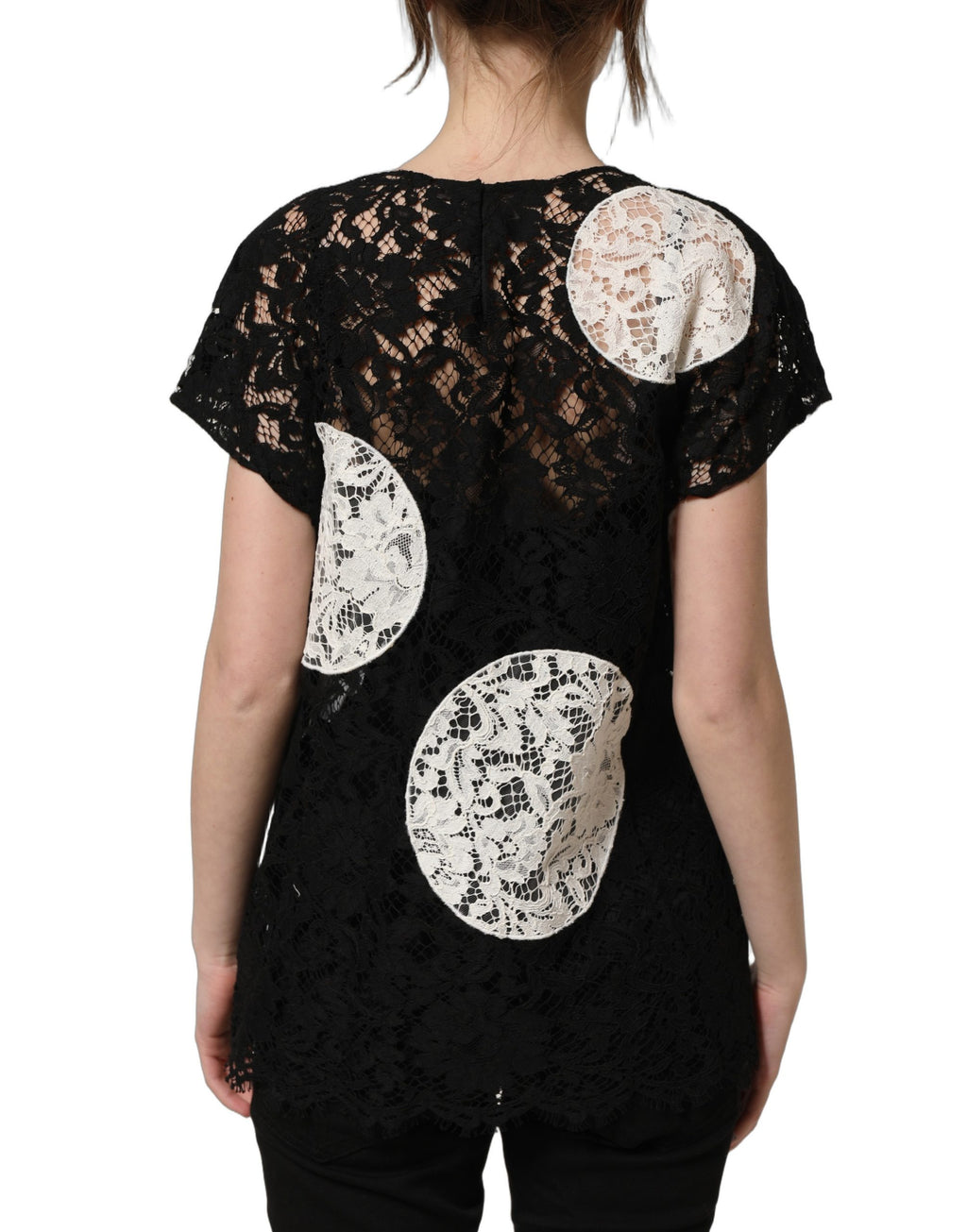Blouse courte Dolce & Gabbana à manches courtes, dentelle florale noire et blanche, style élégant et sophistiqué.