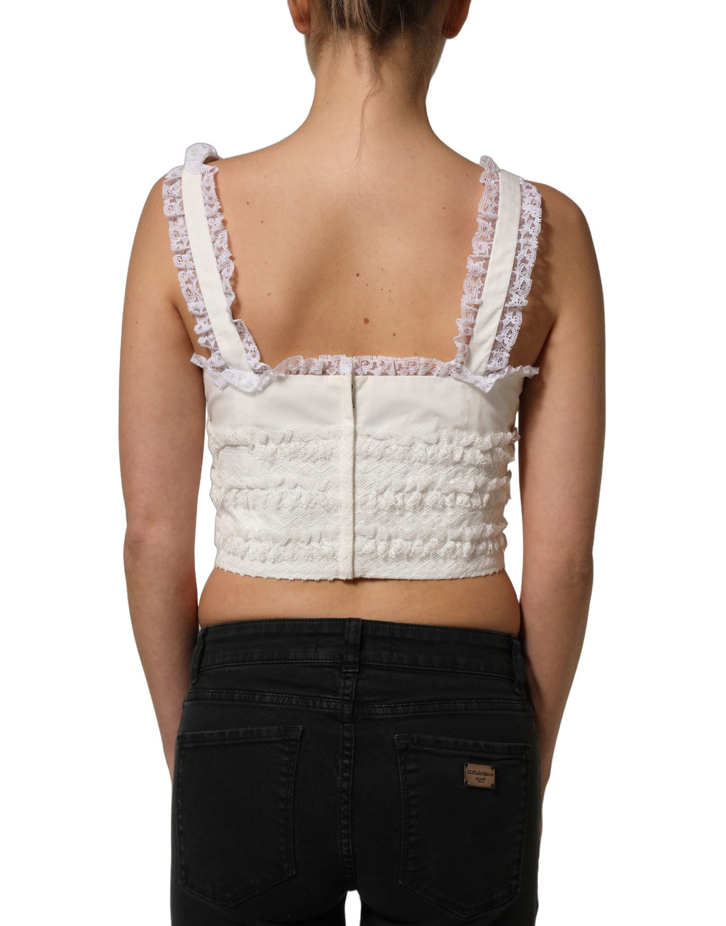 Débardeur court en coton blanc avec bordure en dentelle de Dolce & Gabbana, léger et élégant, porté sur un mannequin.