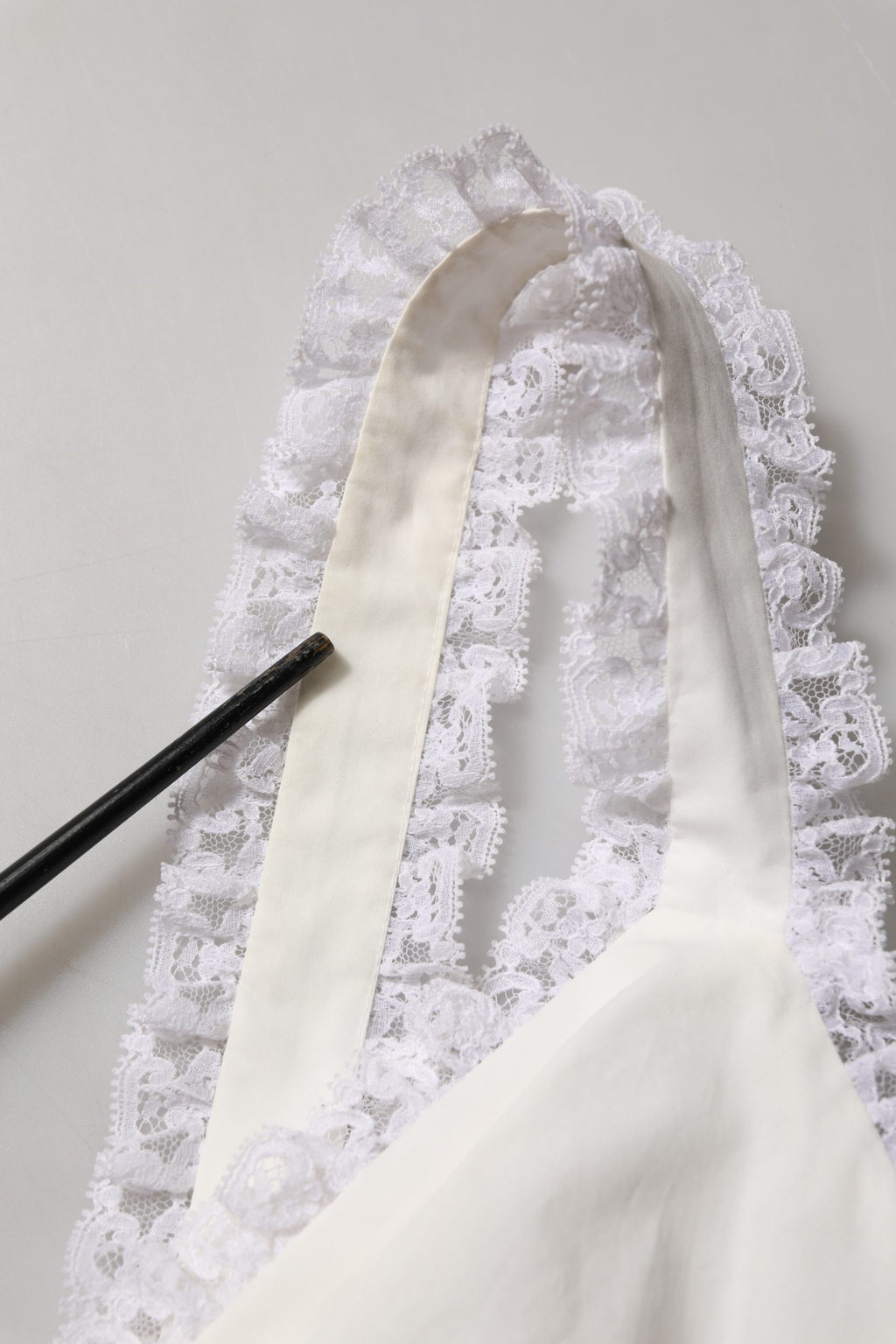 Débardeur court en coton blanc avec bordure en dentelle Dolce & Gabbana, léger et élégant.
