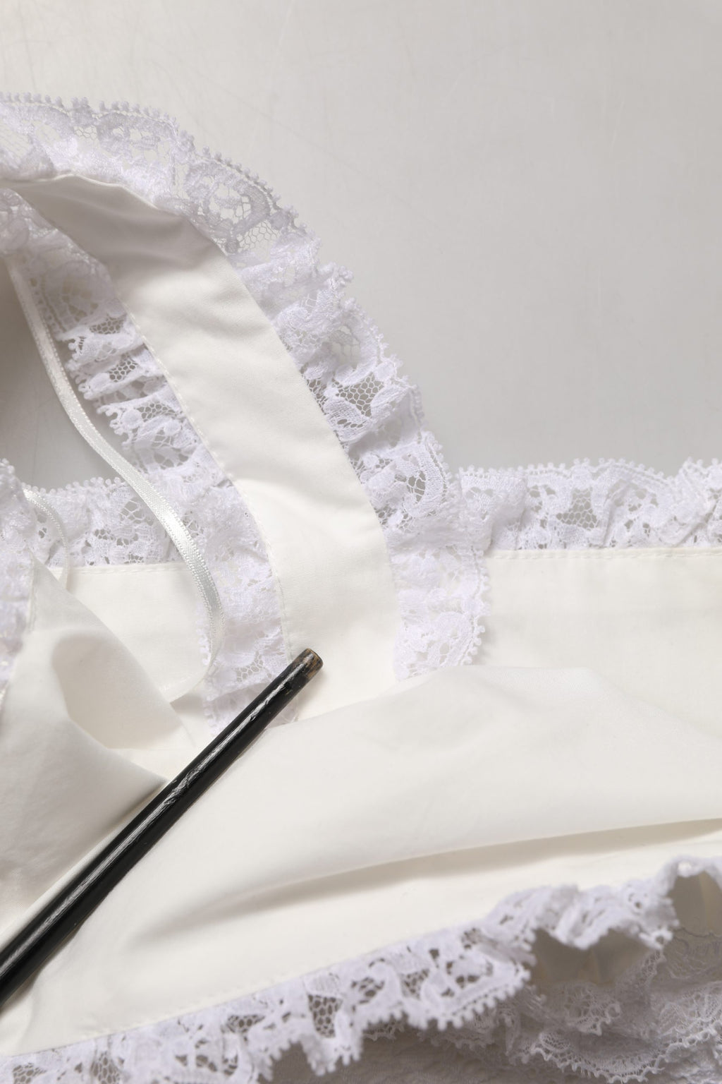 Top court blanc en coton avec broderie en dentelle Dolce & Gabbana, coupe courte et design élégant.