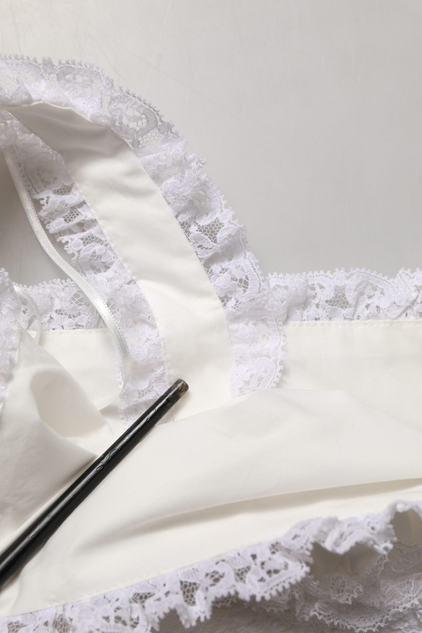 Top court blanc en coton avec broderie en dentelle Dolce & Gabbana, coupe courte et design élégant.