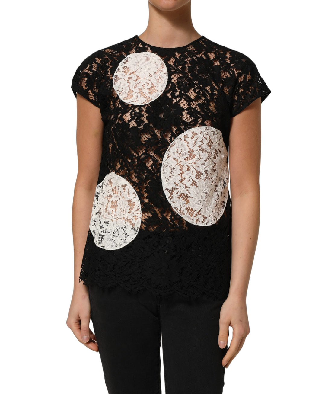 Blouse courte en dentelle florale noire et blanche Dolce & Gabbana avec manches courtes, détail élégant et féminin.
