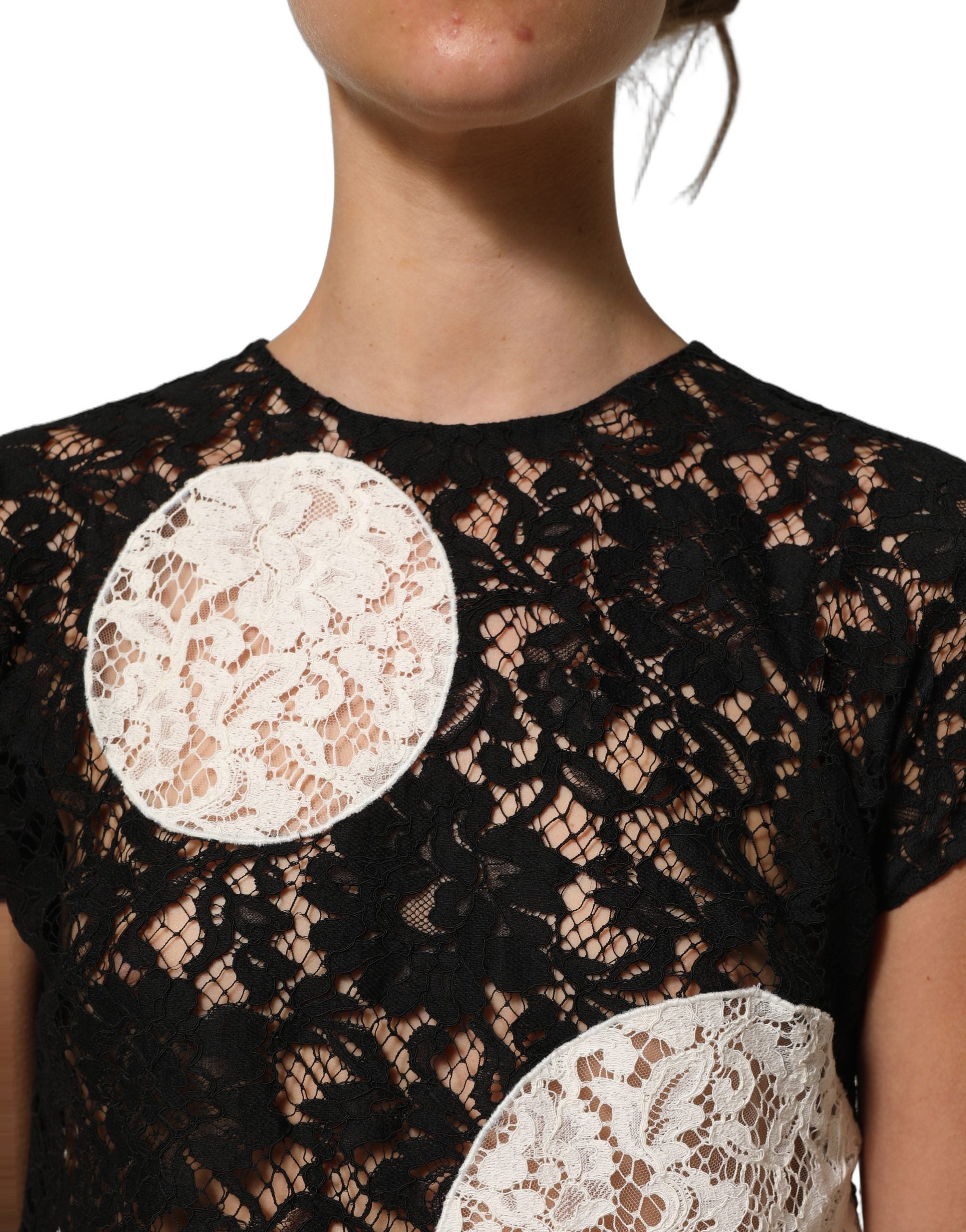 Blouse noire et blanche Dolce & Gabbana à manches courtes en dentelle florale, élégante et raffinée.