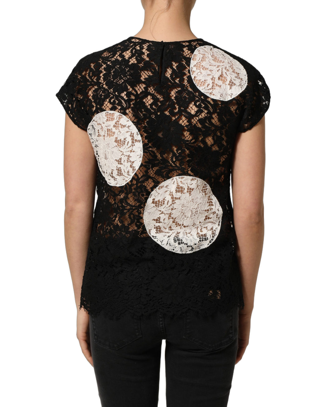 Blouse courte à manches courtes Dolce & Gabbana, en dentelle noire et blanche avec motif floral, élégante et féminine.
