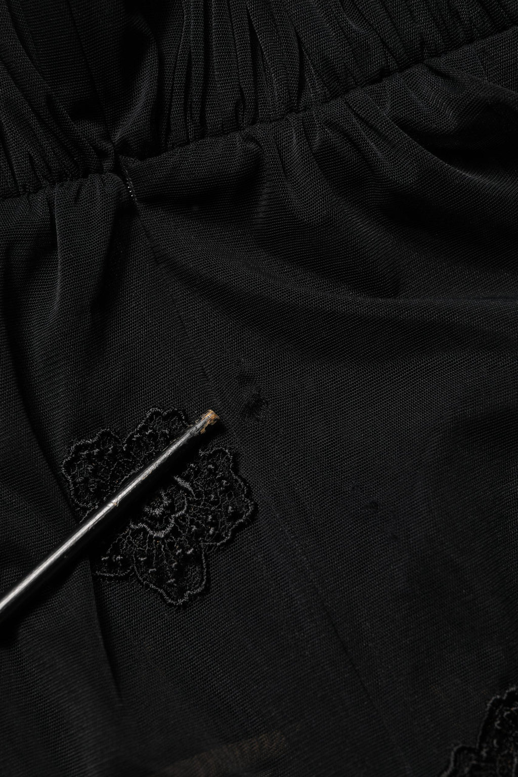 Chemise transparente à manches longues en polyester noir de Dolce & Gabbana, col rond, tissu en mesh léger et élégant.