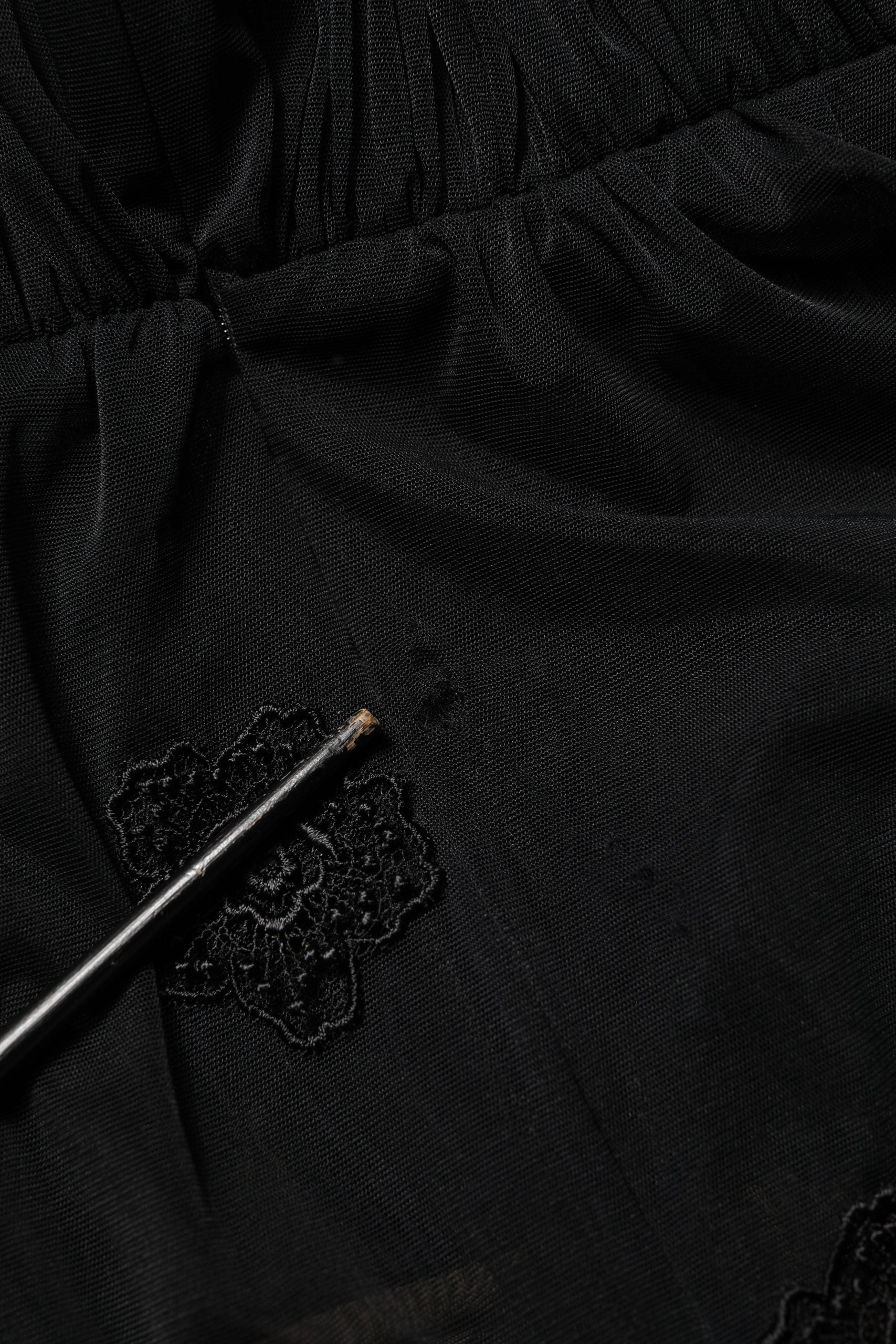 Chemise transparente à manches longues en polyester noir de Dolce & Gabbana, col rond, tissu en mesh léger et élégant.