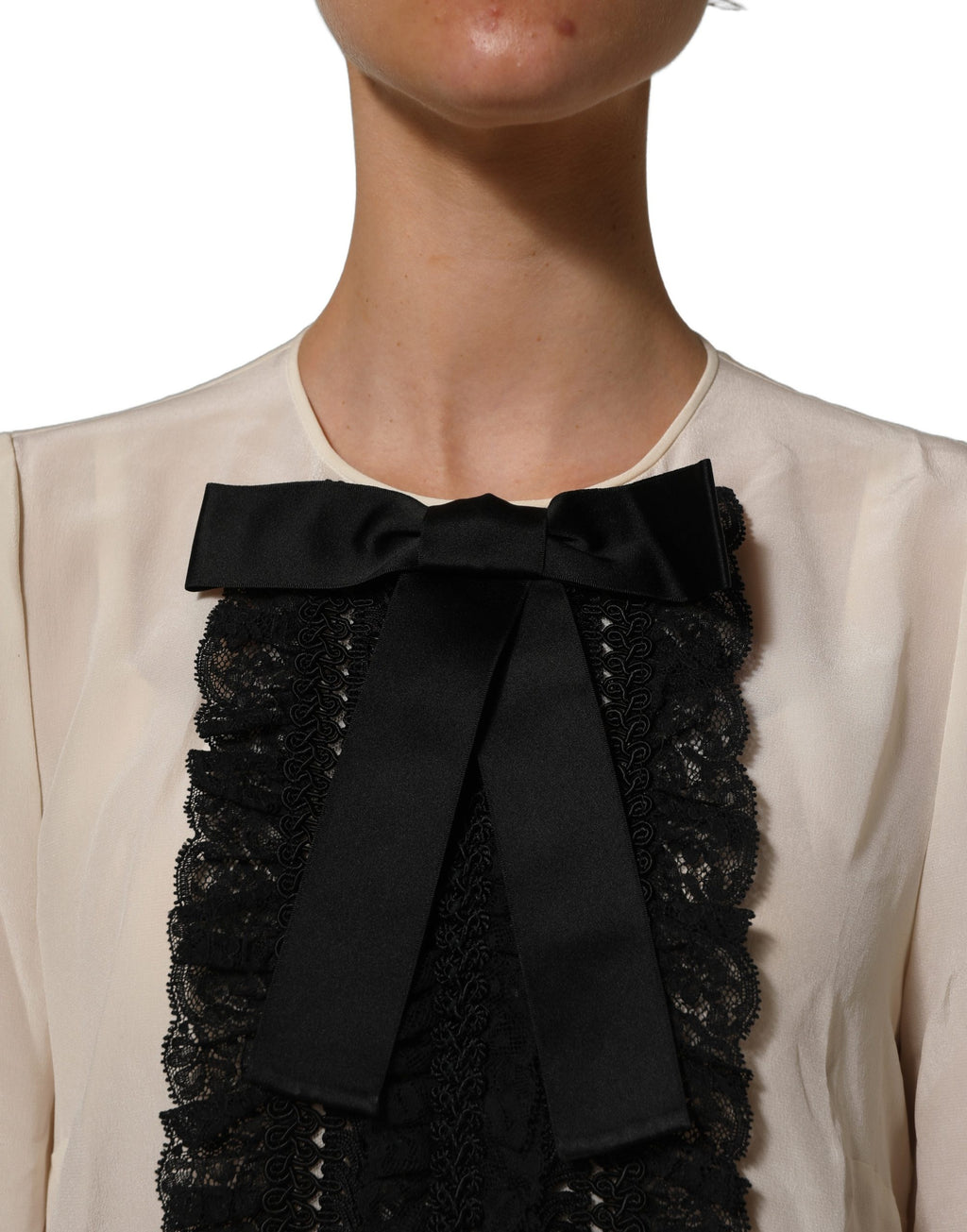 Blouse courte beige Dolce & Gabbana avec dentelle, nœud et manches courtes, élégante et féminine.