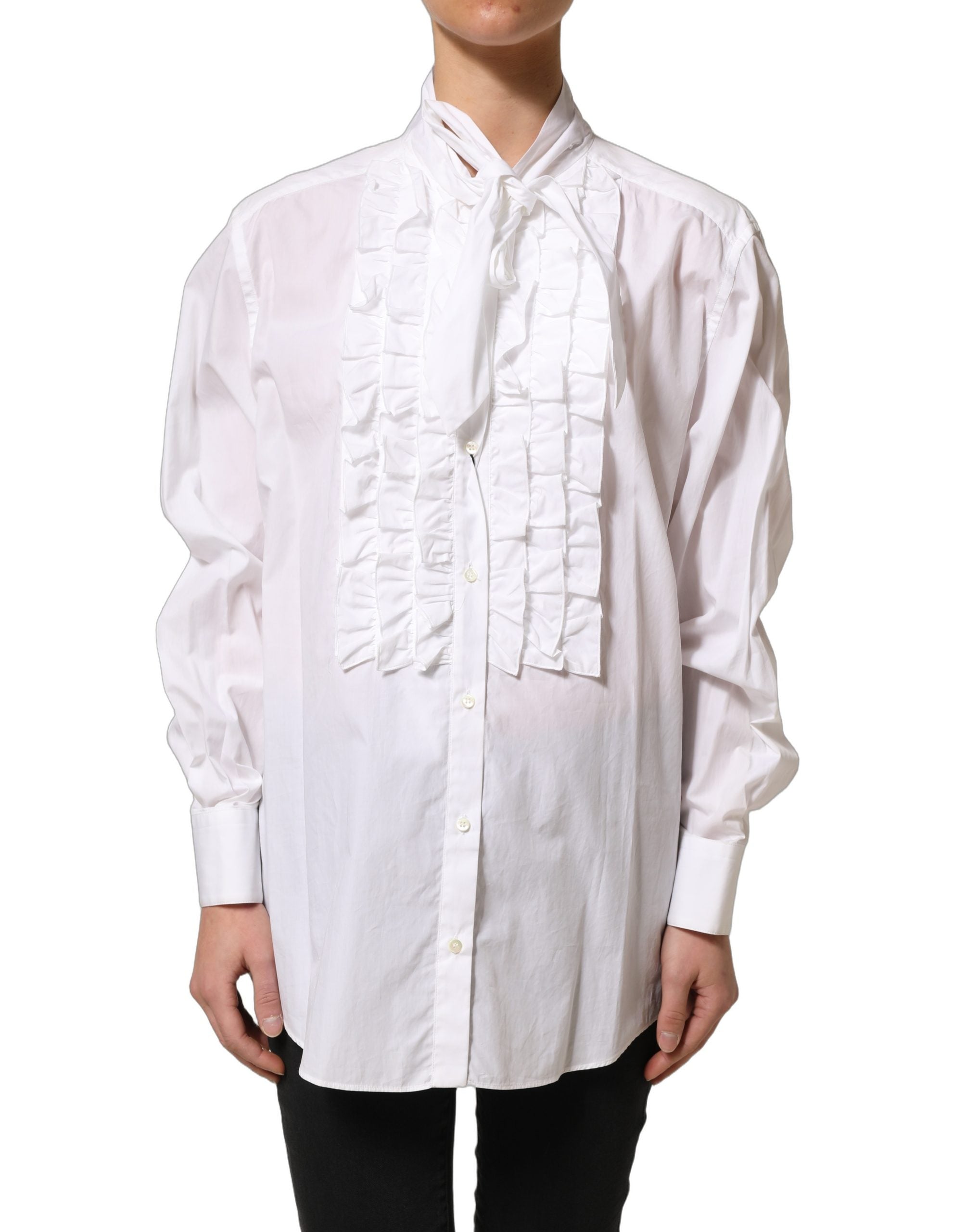 Blouse longue blanche Dolce & Gabbana avec col volanté et manches longues, style élégant et sophistiqué.
