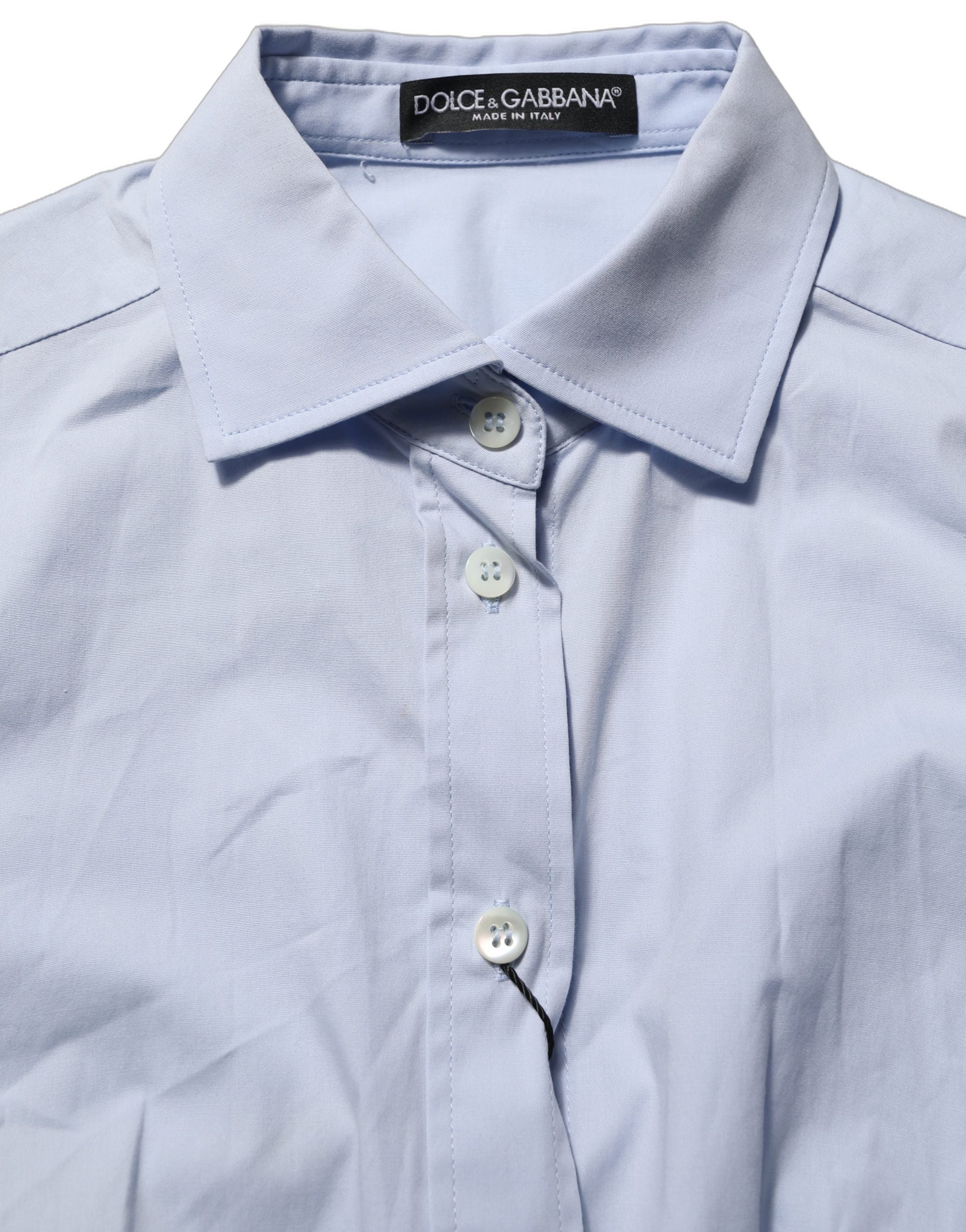 Chemise Dolce & Gabbana bleue à col et manches longues pour femme, vêtement élégant et sophistiqué visible sur la photo.
