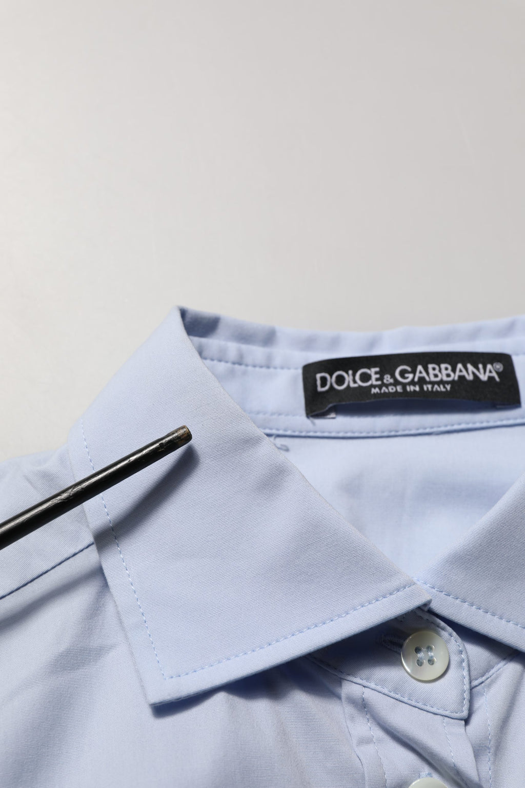 Chemise Dolce & Gabbana à manches longues, col bleu, élégante et ajustée, vue de face.
