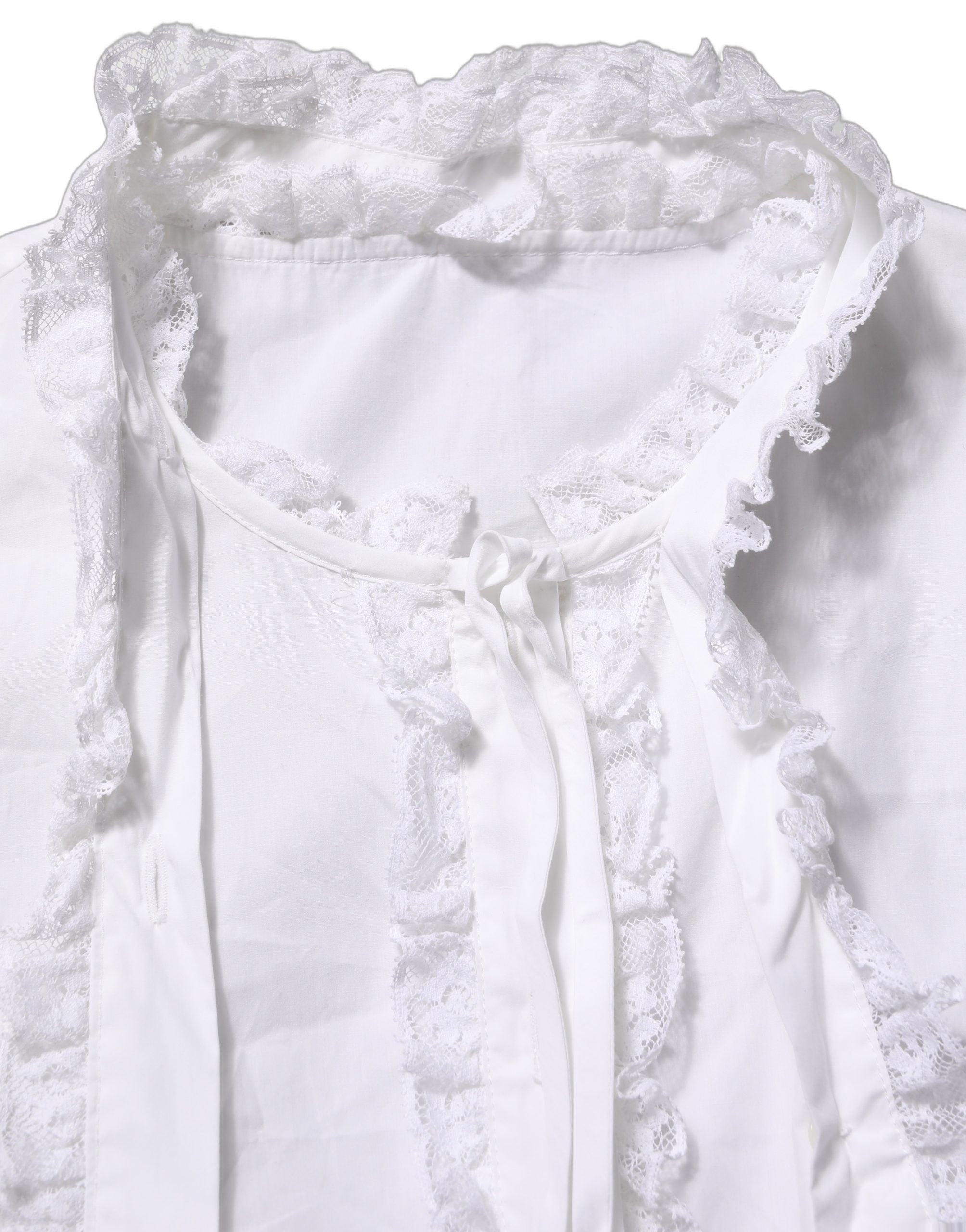 Blouse blanche Dolce & Gabbana en dentelle avec volants et embellissements, détails élégants et féminins.