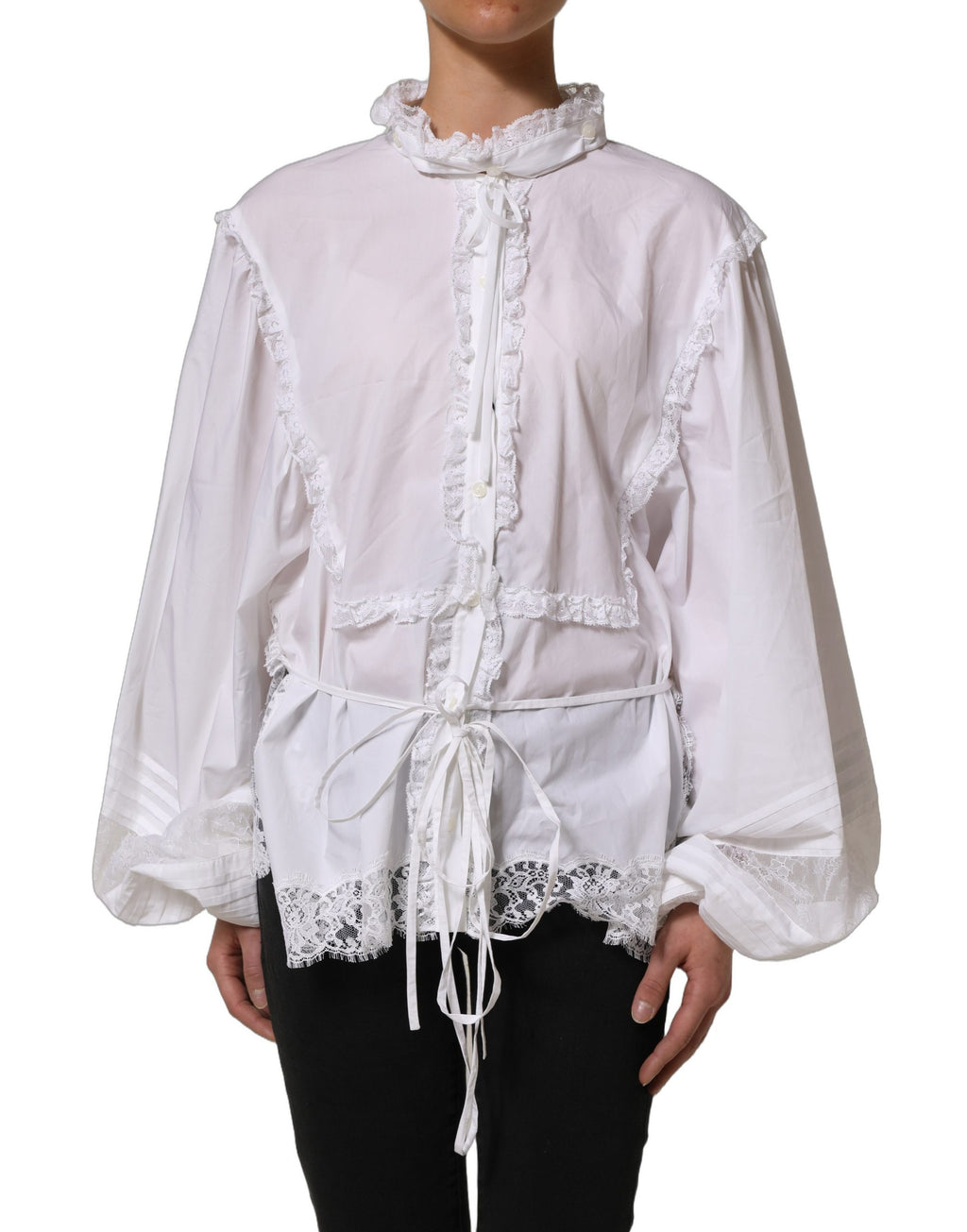 Blouse blanche Dolce & Gabbana avec volants en dentelle ornée de broderies délicates, manches longues et style élégant.