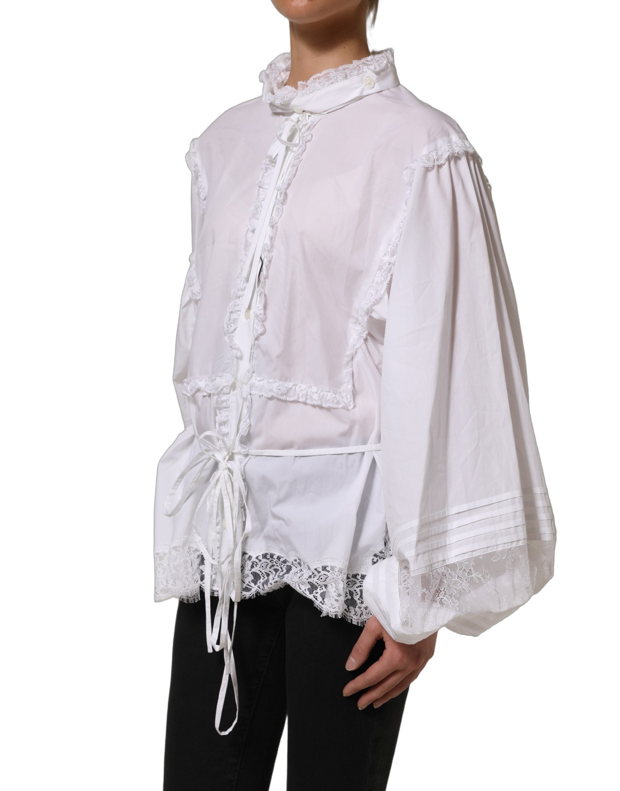 Blouse blanche Dolce & Gabbana en dentelle à volants et ornements, élégante et raffinée, portée sur un mannequin.