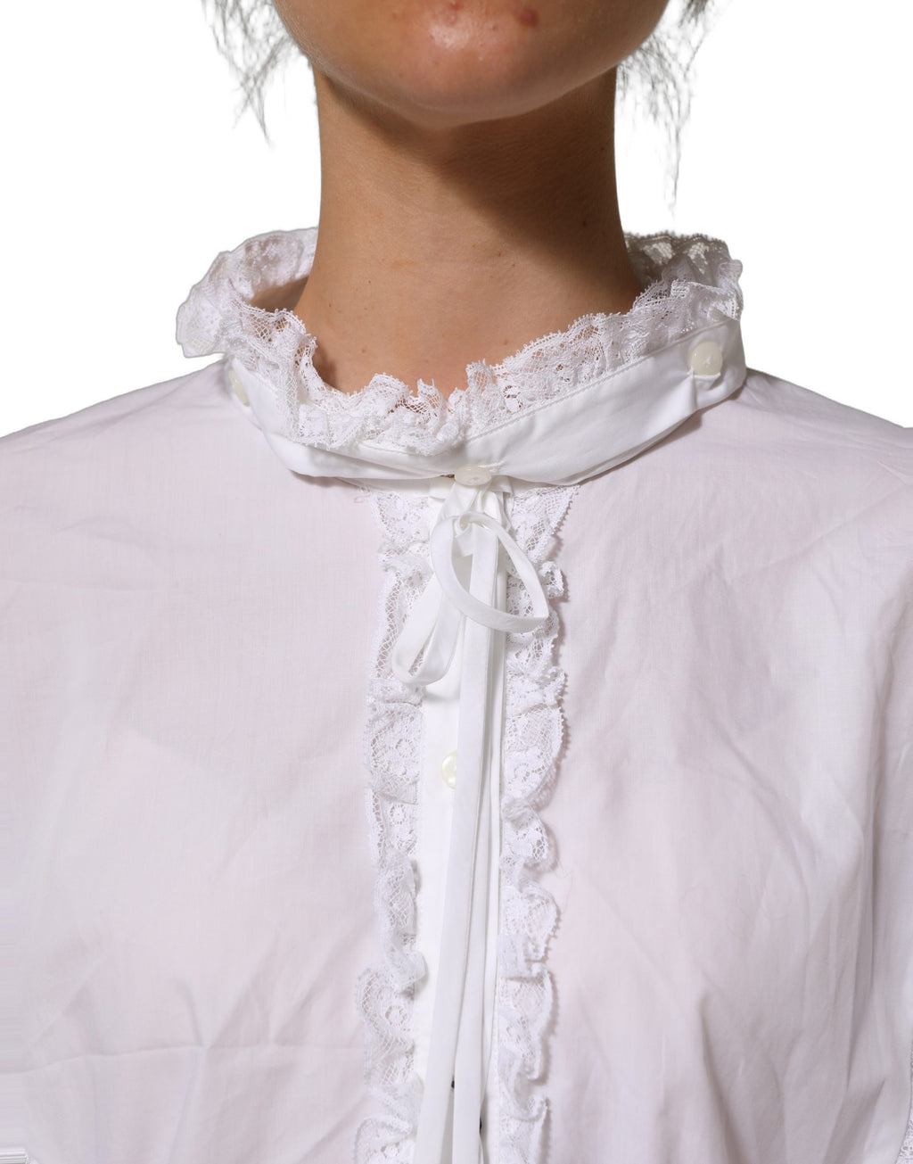 Blouse blanche Dolce & Gabbana avec volants en dentelle ornée de broderies délicates, élégant haut féminin.