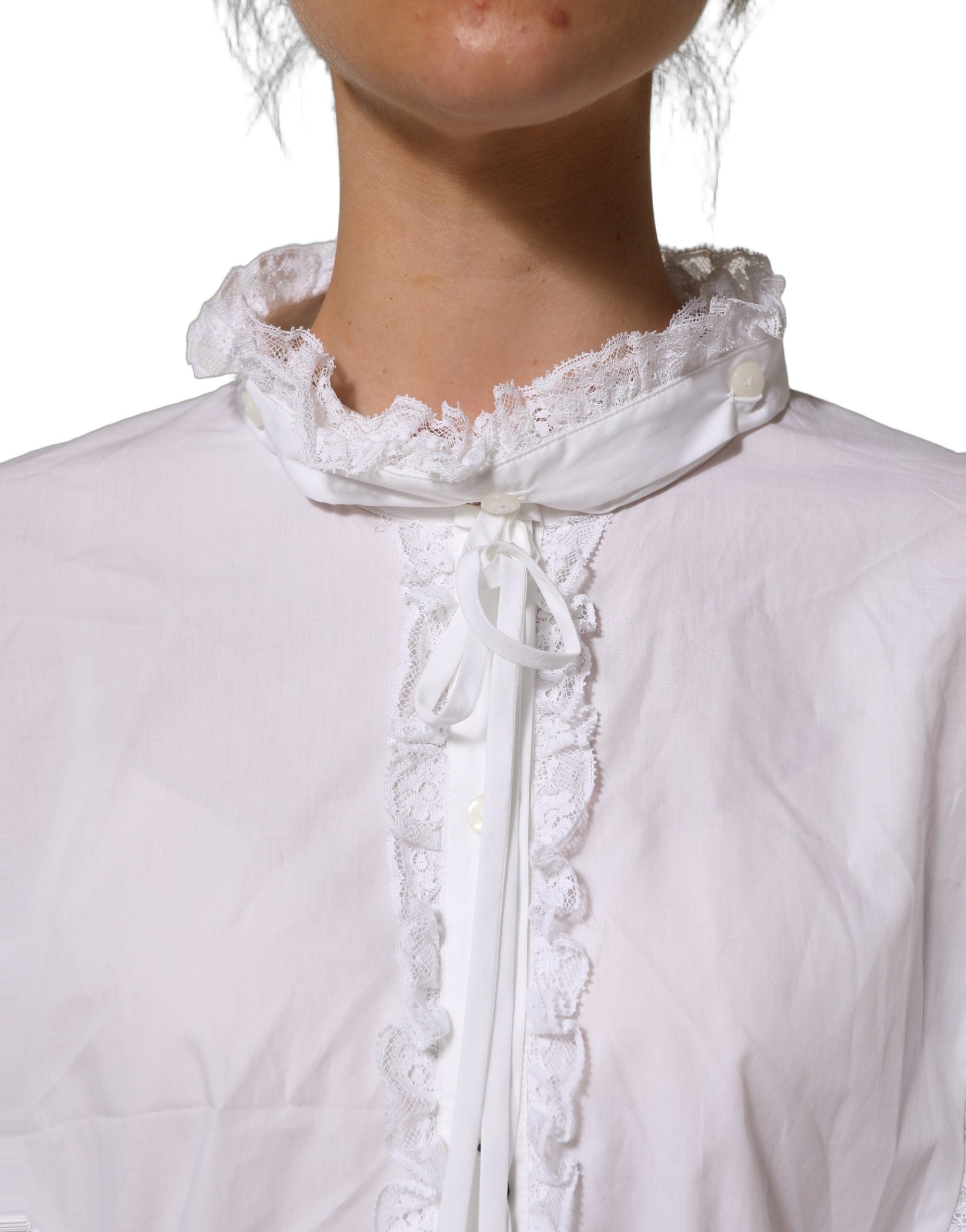 Blouse blanche Dolce & Gabbana avec volants en dentelle ornée de broderies délicates, élégant haut féminin.