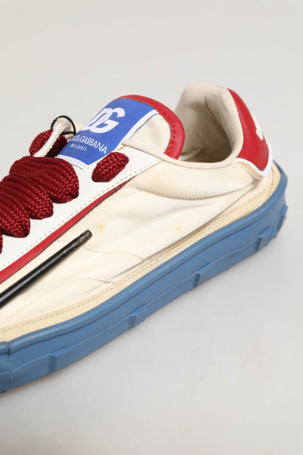 Chaussures sneakers Dolce & Gabbana Old Runner multicolores à lacets, vue de face avec design coloré et moderne.