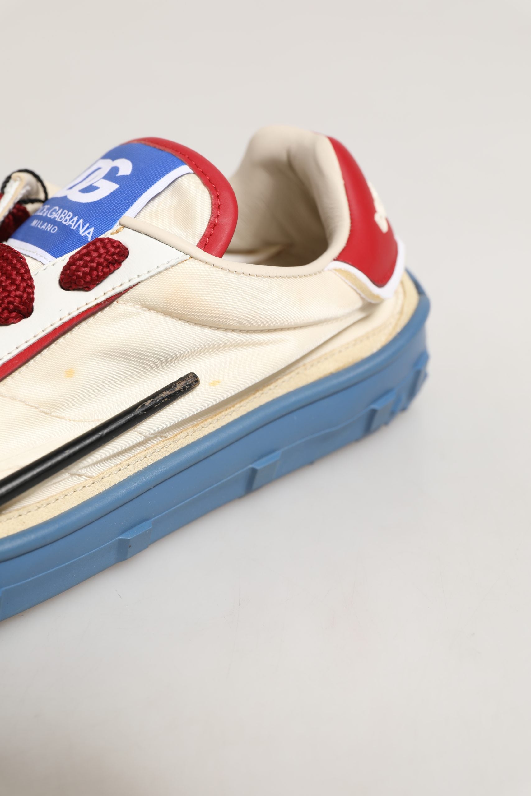 Chaussures sneakers Dolce & Gabbana Old Runner multicolores avec lacets, vue de face, en gros plan.