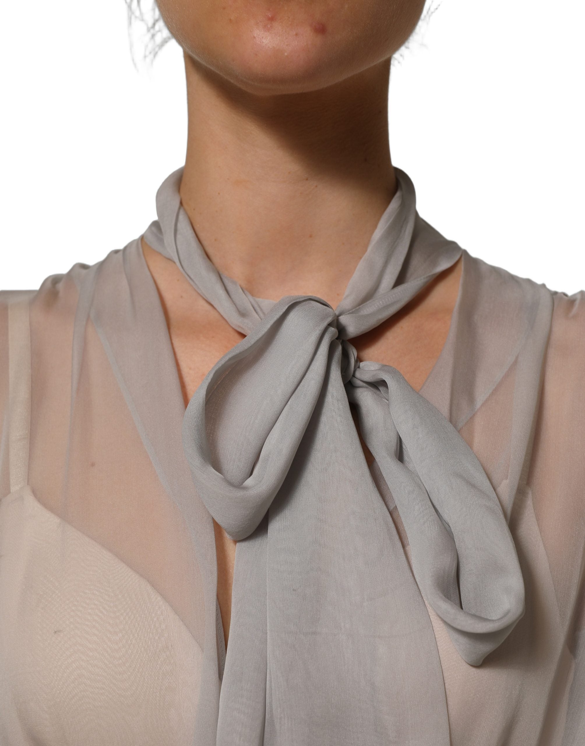 Chemise en soie chiffon gris Dolce & Gabbana avec col en nœud, élégante et légère, mode féminine sophistiquée.
