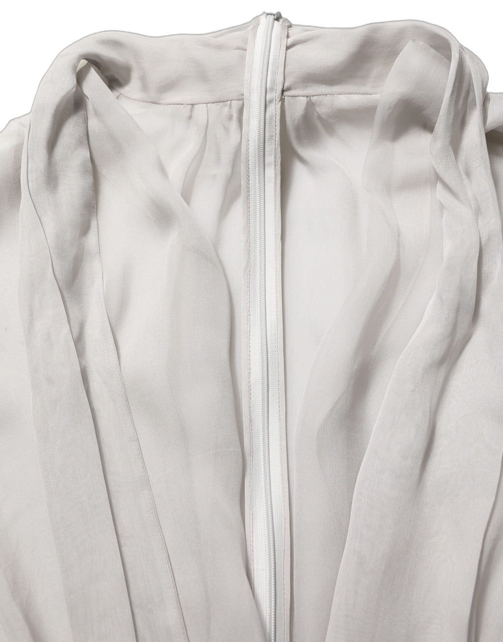 Chemise en soie chiffon gris Dolce & Gabbana avec col en nœud, look élégant et léger, vue de face.