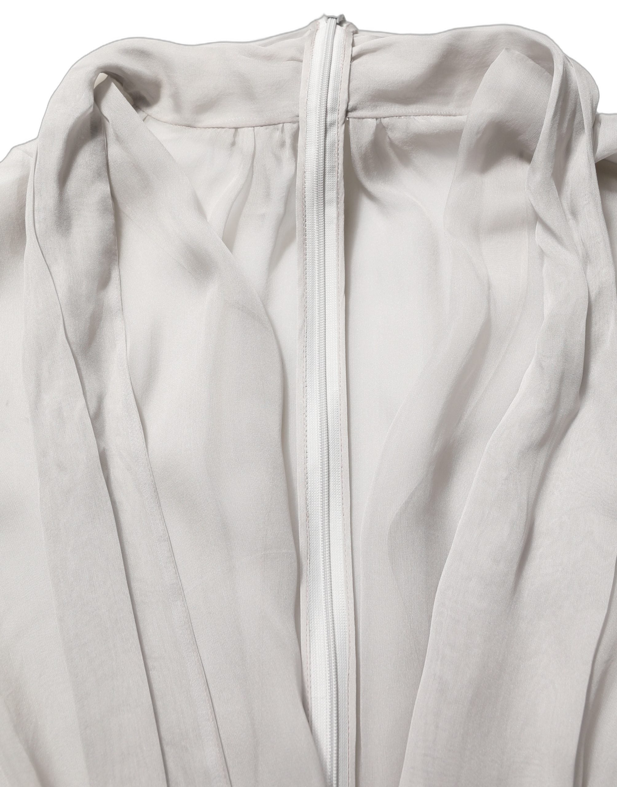 Chemise en soie chiffon gris Dolce & Gabbana avec col en nœud, look élégant et léger, vue de face.