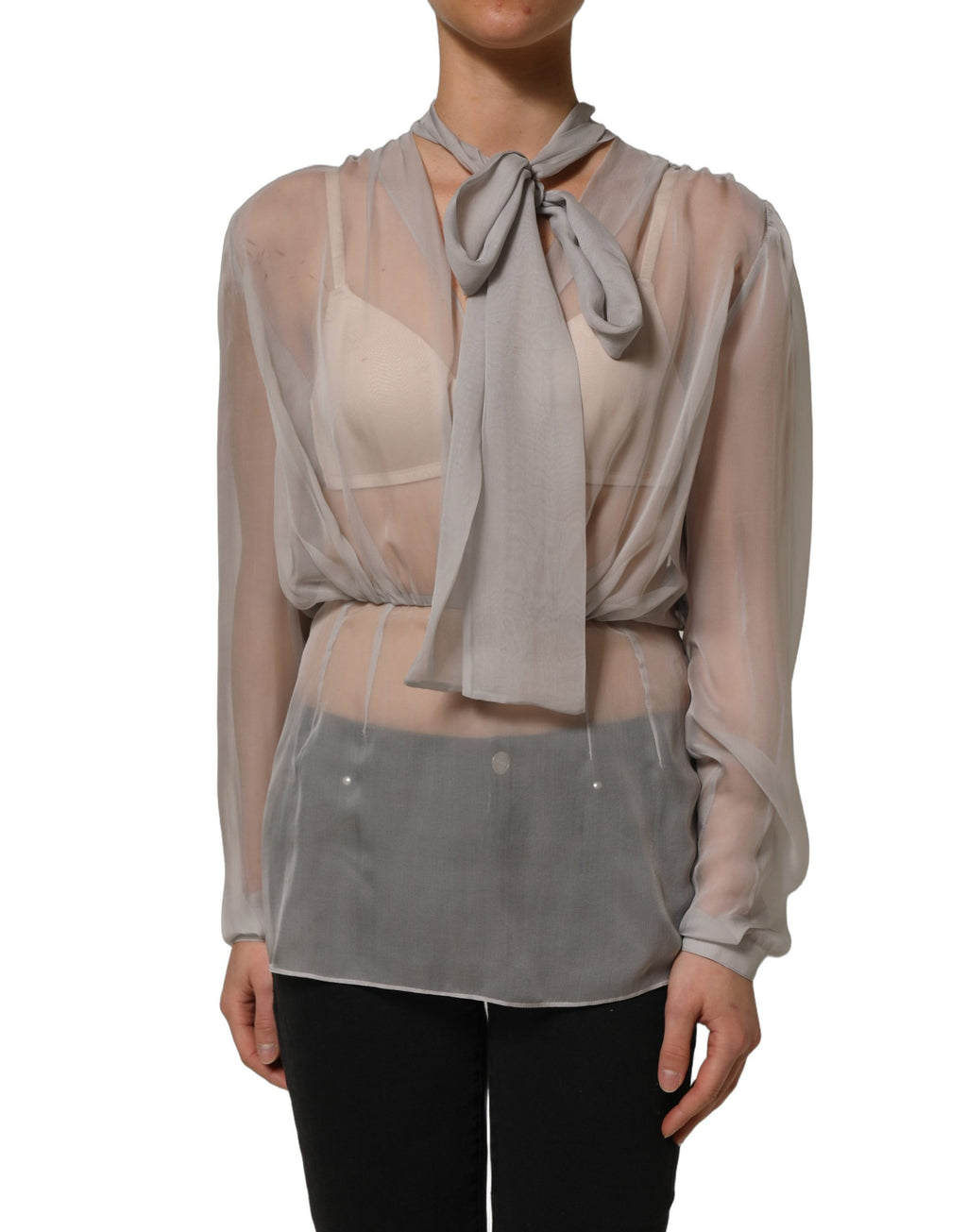 Chemise en soie chiffon gris avec col en nœud de Dolce & Gabbana, vue détaillée du haut élégant et léger.