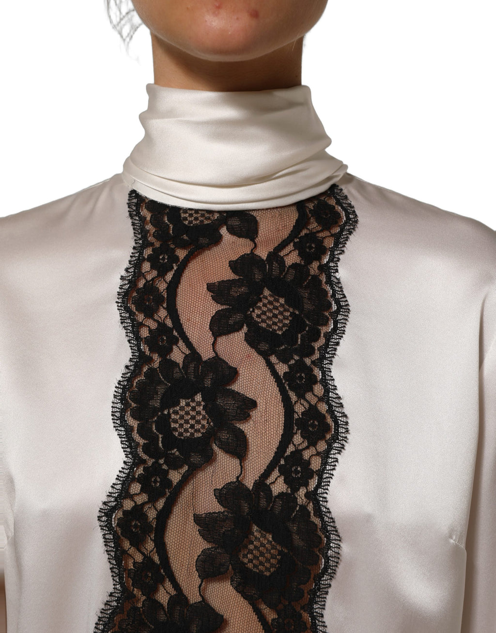 Blouse blanche en satin Dolce & Gabbana avec manches longues et bordure en dentelle, élégante et raffinée.