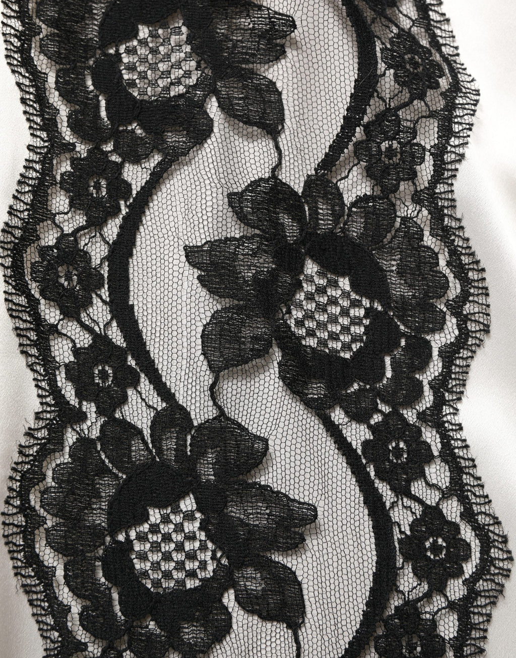 Blouse Dolce & Gabbana en satin blanc avec manches longues et dentelle, élégante vêtement féminin.