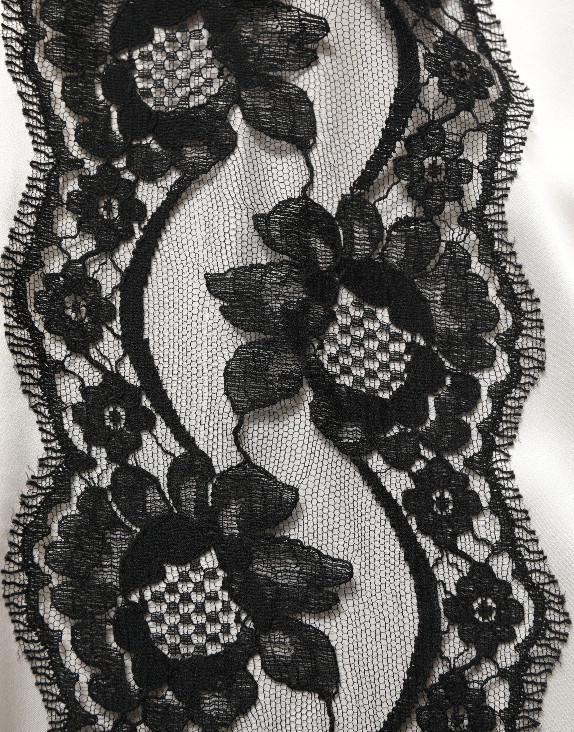 Blouse Dolce & Gabbana en satin blanc avec manches longues et dentelle, élégante vêtement féminin.