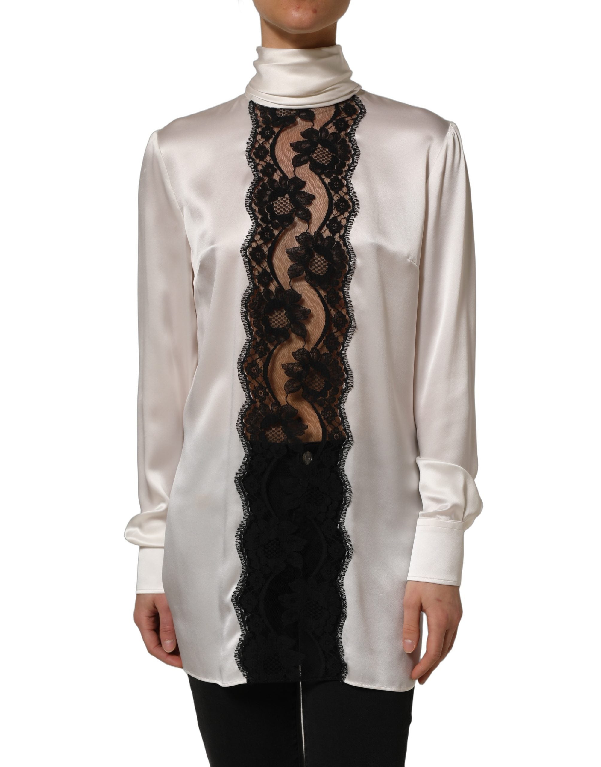 Blouse longue en satin blanc Dolce & Gabbana avec bordure en dentelle, manches longues élégantes et style sophistiqué.