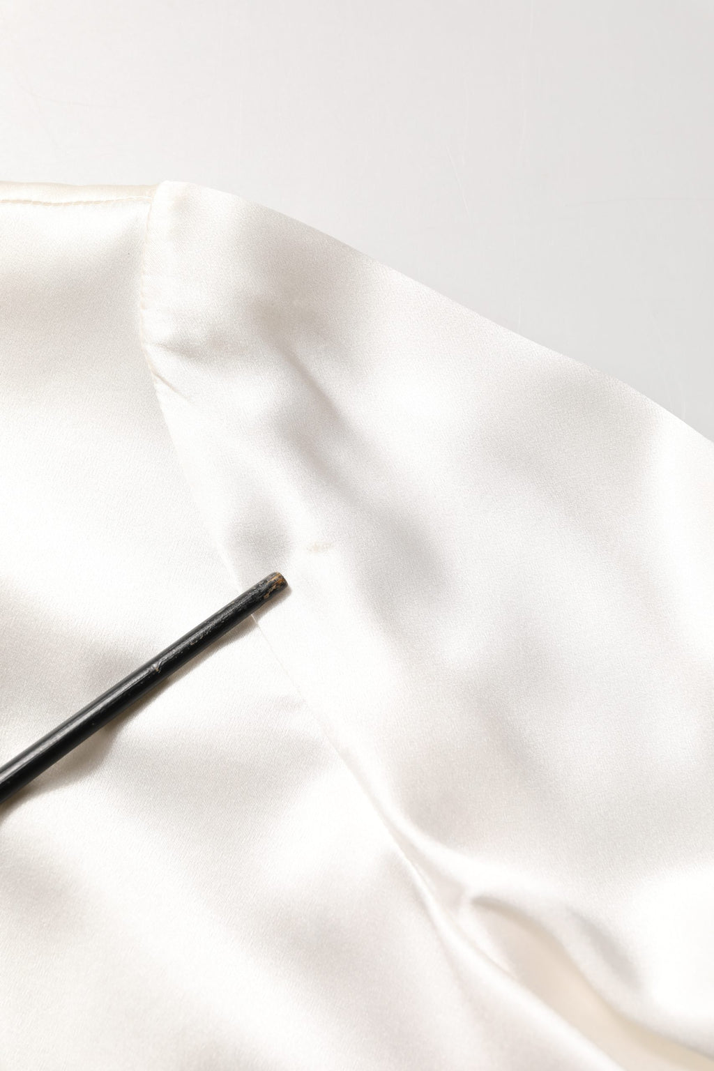 Blouse blanche en satin Dolce & Gabbana avec manches longues et broderie en dentelle, élégante et raffinée.