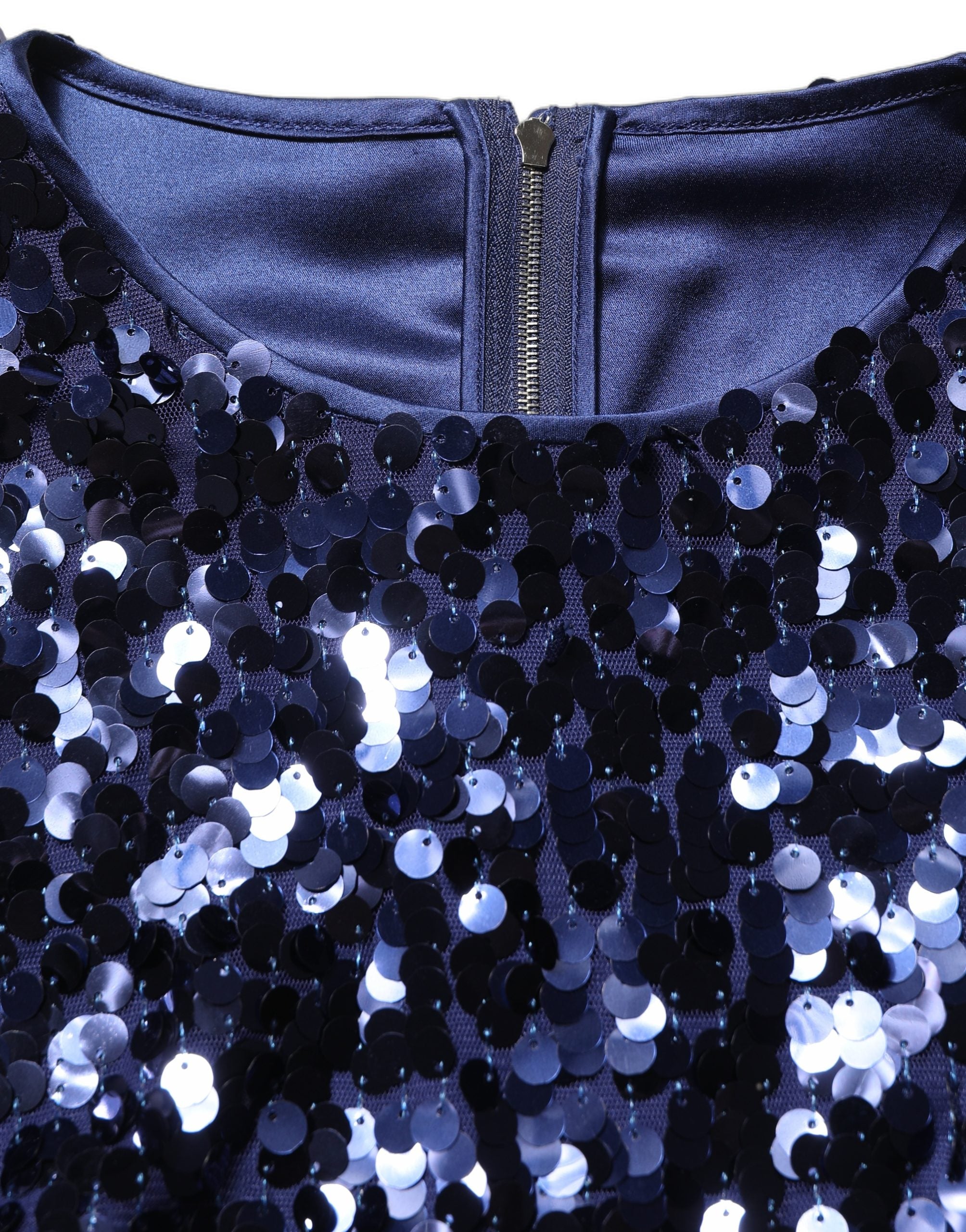 Blouse courte bleue à sequins à manches longues de Dolce & Gabbana, détail élégant et brillant en tissu luxueux.