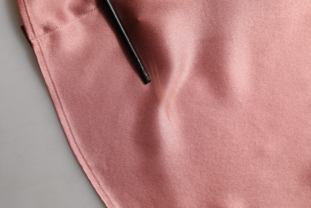 Blouse en satin de soie rose Dolce & Gabbana à col en V et manches longues, élégante et fluide.