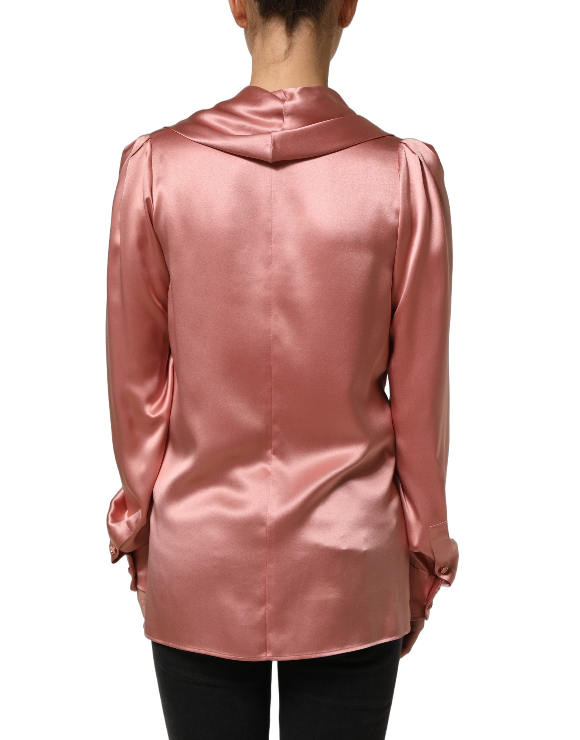 Blouse en satin rose Dolce & Gabbana à manches longues et col en V, élégante et fluide, portée sur un mannequin.