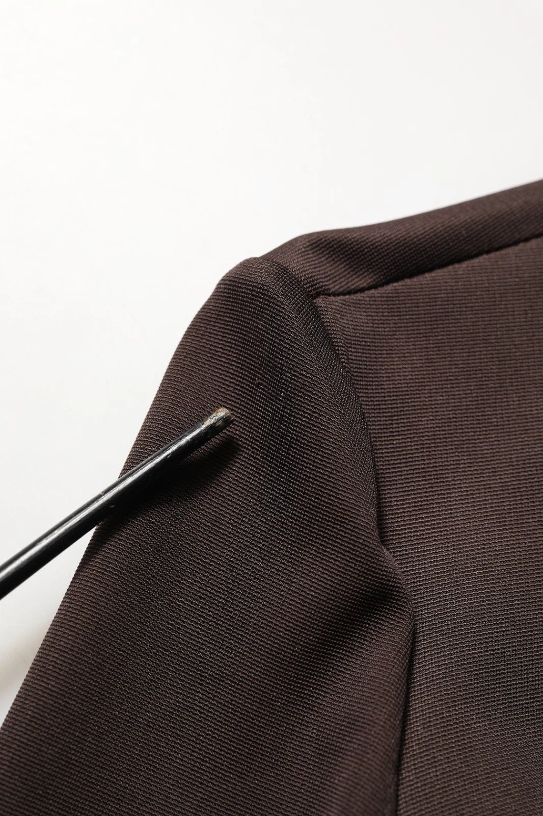 Blouse Dolce & Gabbana marron à col roulé avec manches longues, style élégant et tissu fluide visible sur l'image.