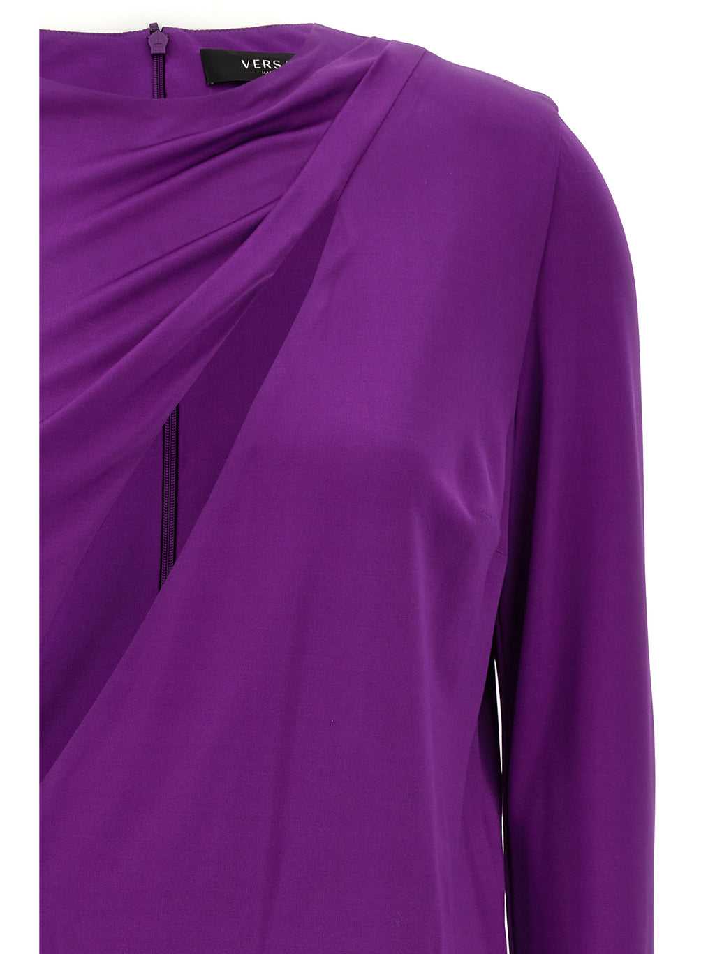Robe courte violette en viscose de marque Versace, coupe élégante et fluide, portée sur un mannequin.