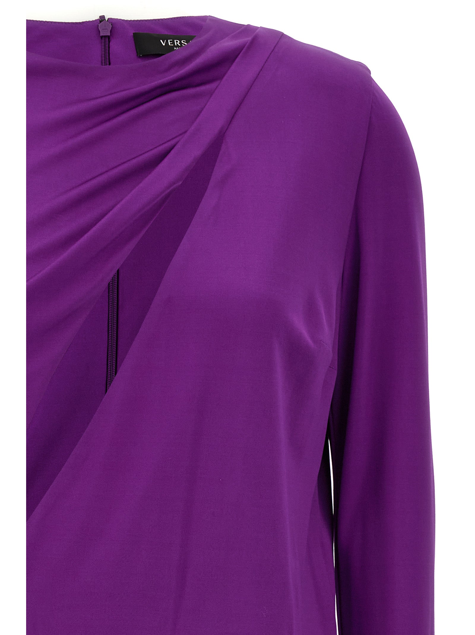 Robe courte violette en viscose de marque Versace, coupe élégante et fluide, portée sur un mannequin.