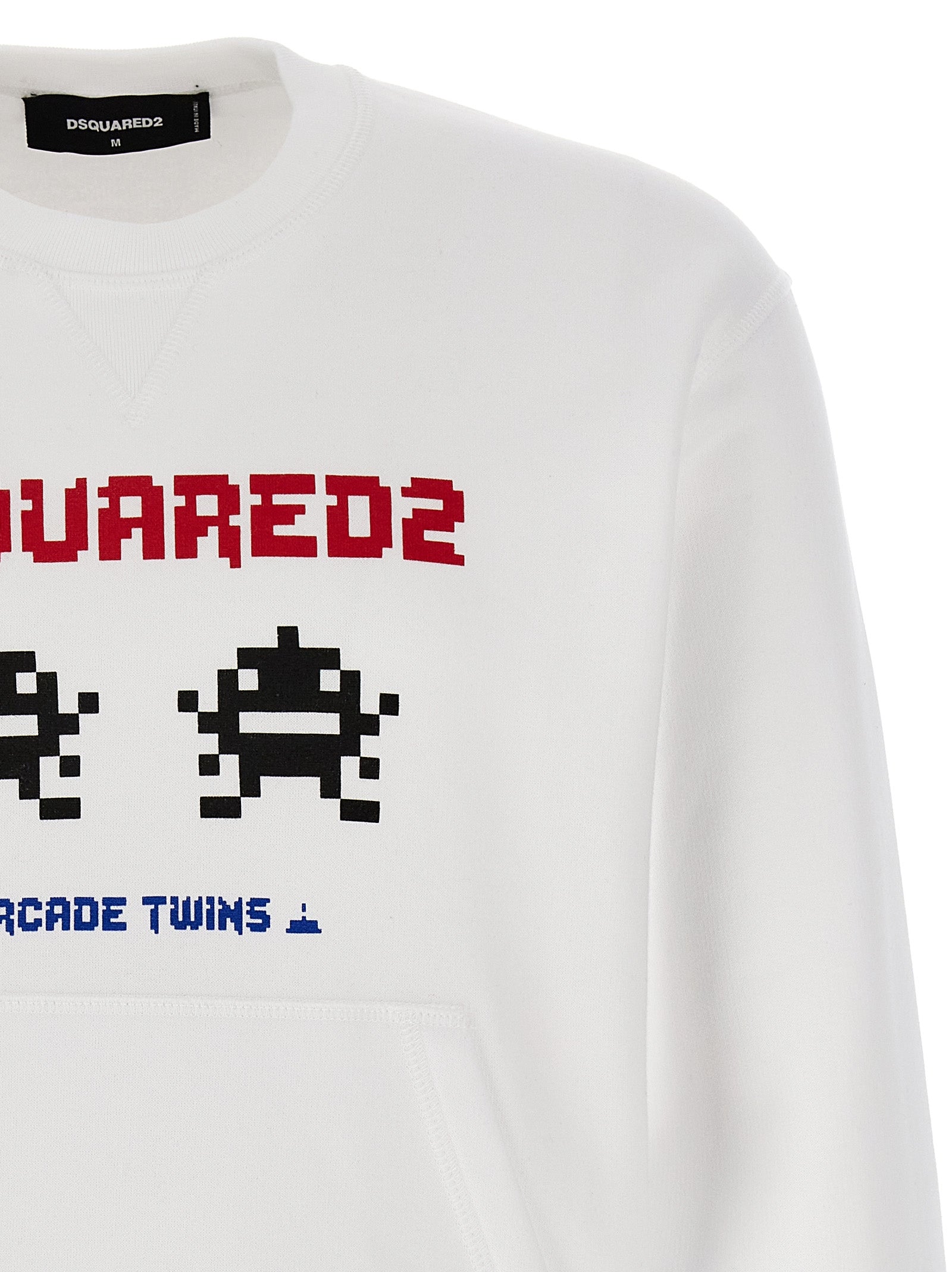 Sweat-shirt blanc en coton de Dsquared², coupe décontractée, avec logo discret sur la poitrine, porté sur un mannequin.