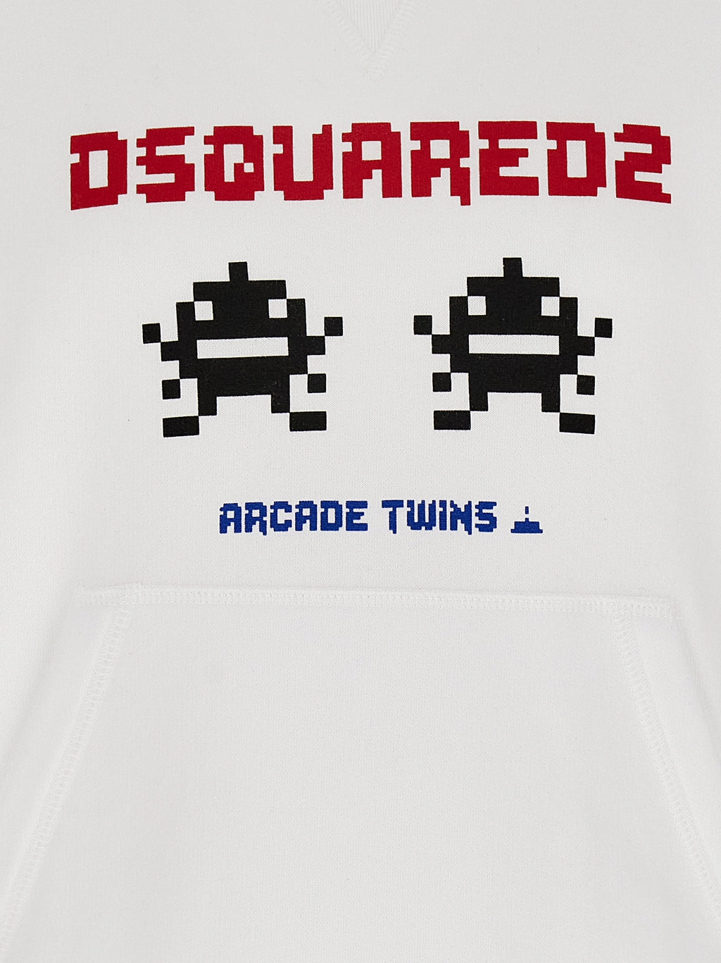 Sweat-shirt blanc en coton de Dsquared², avec logo discret, porté sur un modèle, vue de face.