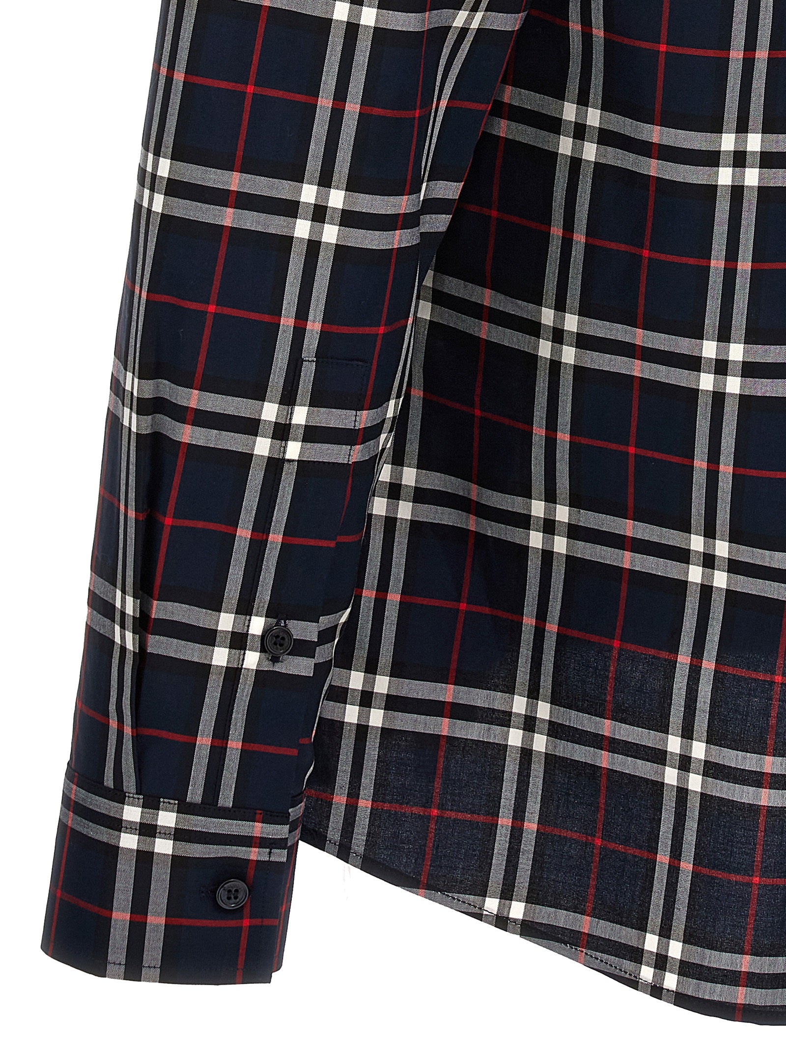 Chemise en coton bleu Burberry, élégante blouse pour femmes avec détails classiques, vue en gros plan.