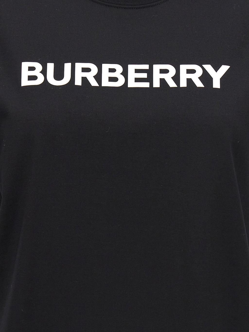 T-shirt en coton bicolore Burberry, coupe classique, avec logo Burberry visible, porté sur un mannequin blanc.